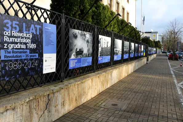 Revoluţia Română la 35 de ani – expoziție de fotografie în aer liber la Varșovia (© ICR)