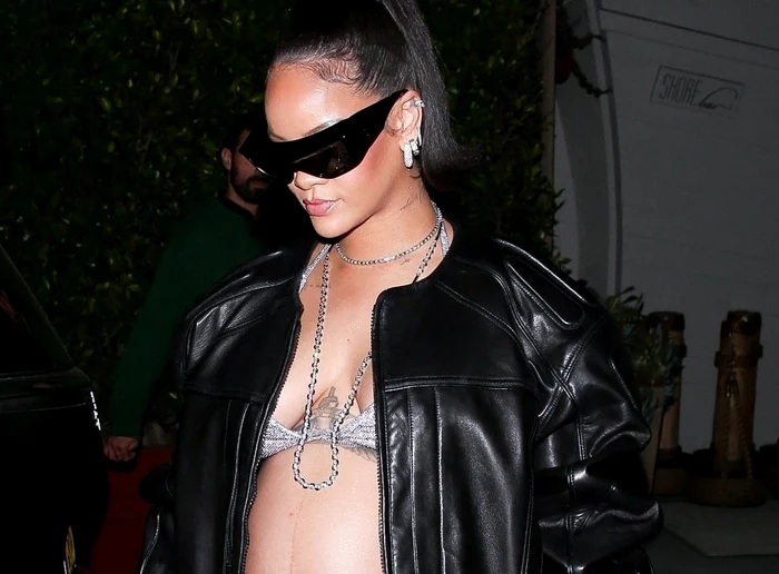 Rihanna, mândră să își expună burtica de gravidă. Foto: Profimedia