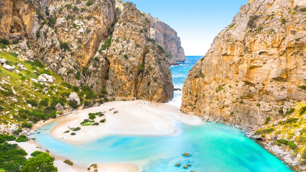 Cele mai frumoase 15 plaje din Europa: nisip auriu, ape cristaline, peisaje de vis. Topul European Best Destinations