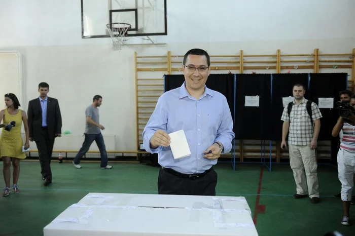Victor Ponta a votat la Şcoala 17 din Bucureşti FOTO: Facebook.com
