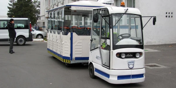 Trenuleţul are o capacitate de 17 locuri şi are motor electric