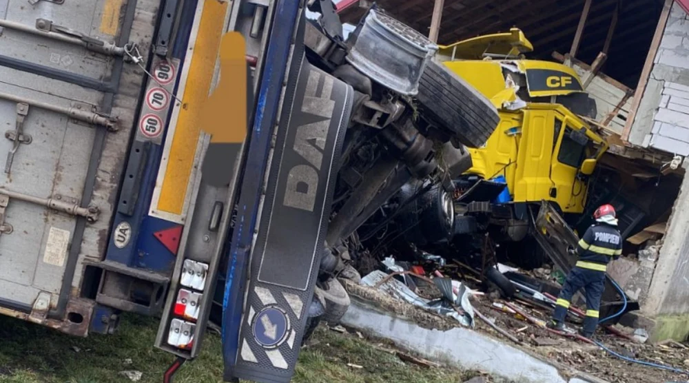 Accident cumplit la Bacău. Un autotren a intrat într-o casă