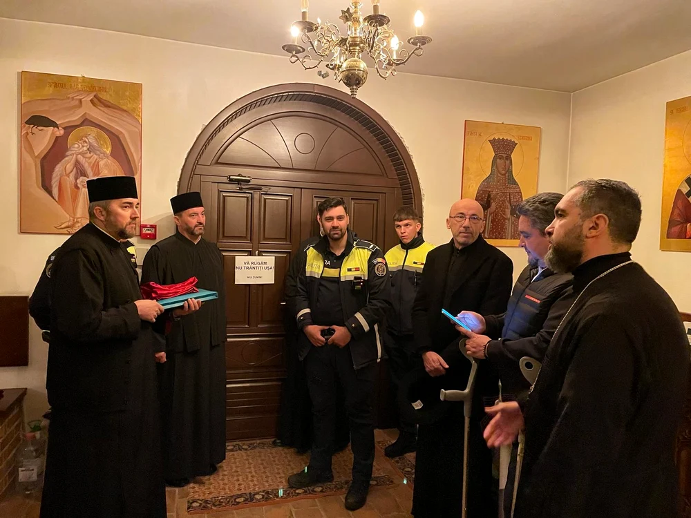 Polițiștii au venit la biserică FOTO: Facebook/Ciprian Mega