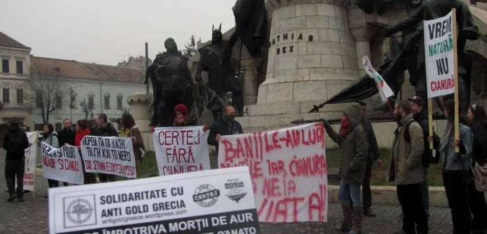 Ecologiştii clujeni au protestat împotriva exploatării aurifere din Halkidiki FOTO: Florina Pop
