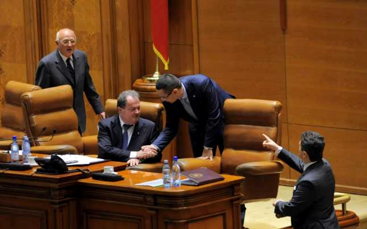 Vasile Blaga şi Victor Ponta au evitat să-şi mai strângă mâna în ultima vreme      Foto: Mediafax