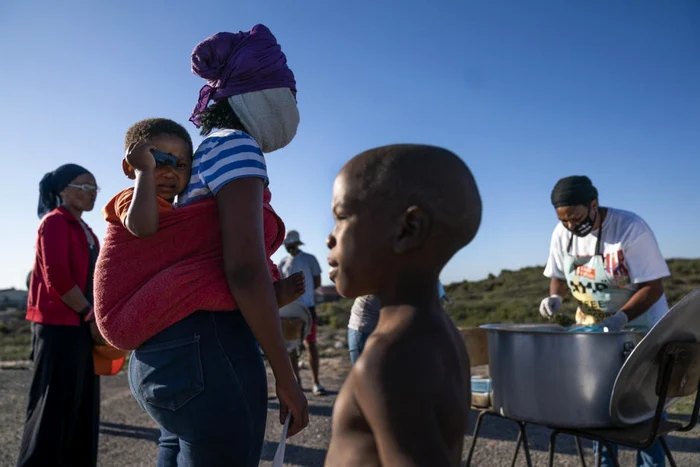 Tabără de hrănire Masincedane pentru sud-africaniii săraci în Capetown FOTO EPA-EFE / Nic Bothma