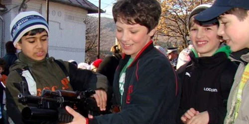 Copiii au analizat armamentul din dotarea Jandarmeriei