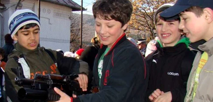 Copiii au analizat armamentul din dotarea Jandarmeriei