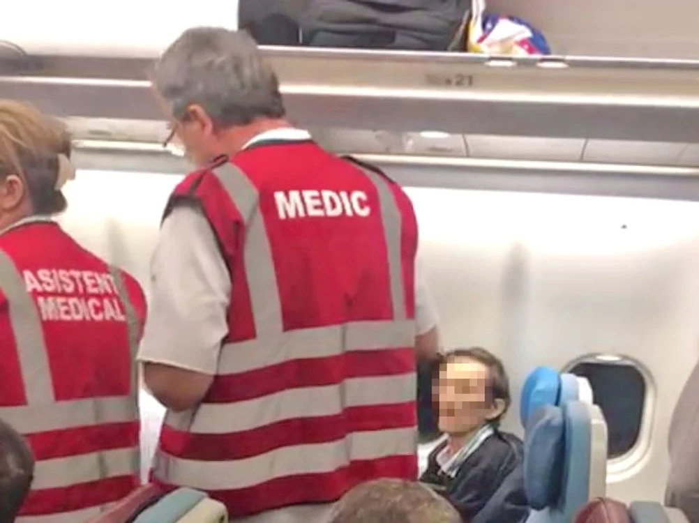 
    Bărbatul suspectat de febră tifoidă a fost consultat de medici, în avionFoto: Click!  