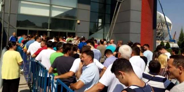 Suporterii au stat la coadă pentru a cumpăra un bilet la meciul dintre CSU Craiova cu AC Milan 
