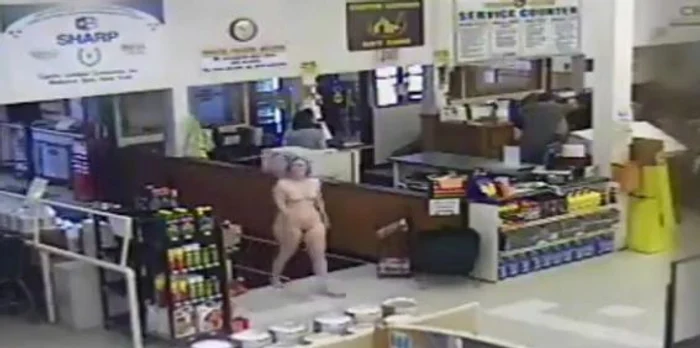 Femeia intră în magazin goală puşcă