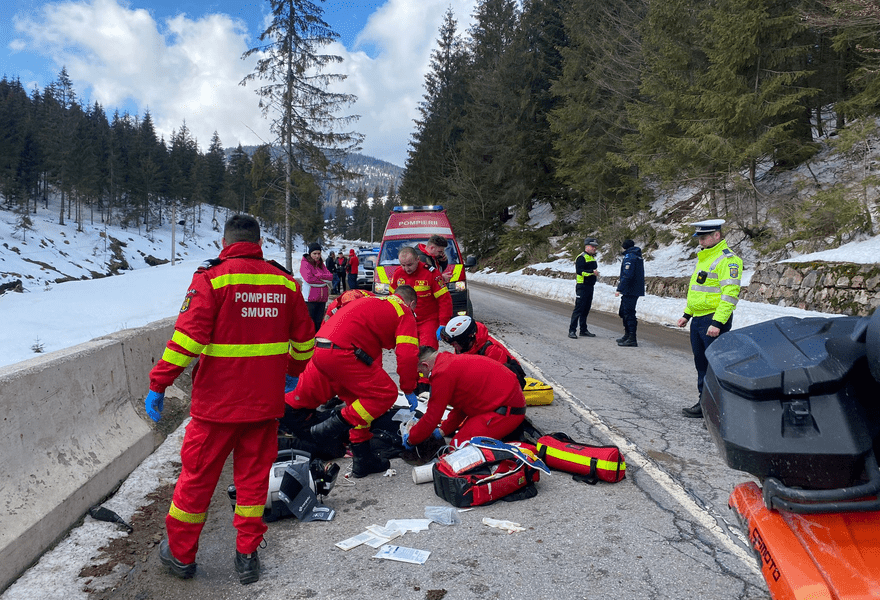 Pasageră pe ATV ajunsă în comă. Tânăra nu purta cască și s-a lovit violent cu capul de asfalt