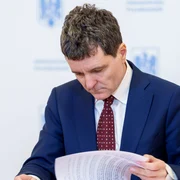 Nicușor Dan răsfoiește documente FOTO presidency.ro