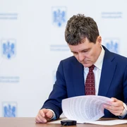 Nicușor Dan răsfoiește documente FOTO presidency.ro