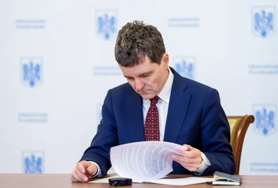 Nicușor Dan răsfoiește documente FOTO presidency.ro