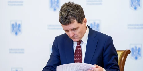 Nicușor Dan răsfoiește documente FOTO presidency.ro