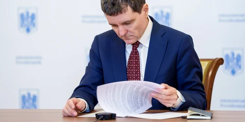 Nicușor Dan răsfoiește documente FOTO presidency.ro