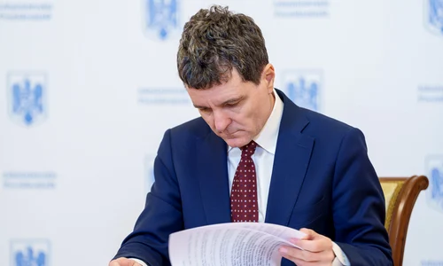 Nicușor Dan răsfoiește documente FOTO presidency.ro