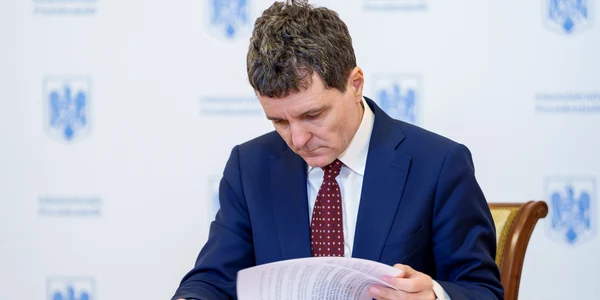 Nicușor Dan răsfoiește documente FOTO presidency.ro