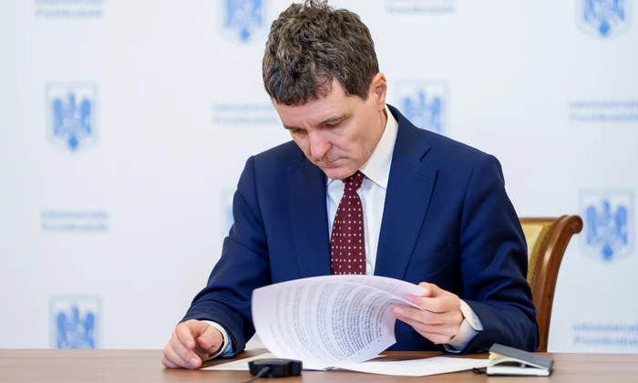 Nicușor Dan răsfoiește documente FOTO presidency.ro