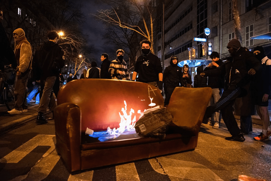 Franța, paralizată de proteste: oamenii au dat foc la baricade și au pus pe șinele de tren un manechin cu fața lui Macron