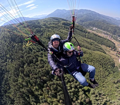 "A fost o experință unică", spune Marius Saizu despre saltul cu parapanta