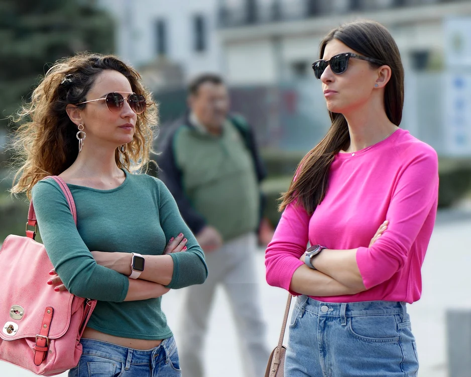 Persoane care poartă blugi - Foto: Pixabay 