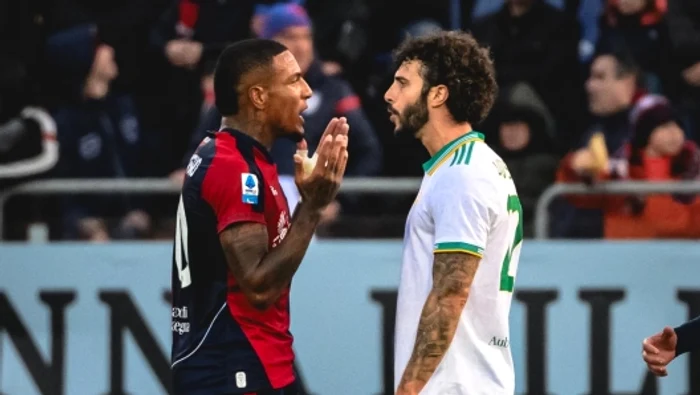 Michael Folorunsho, stânga, susține că și-a ieșit din minți