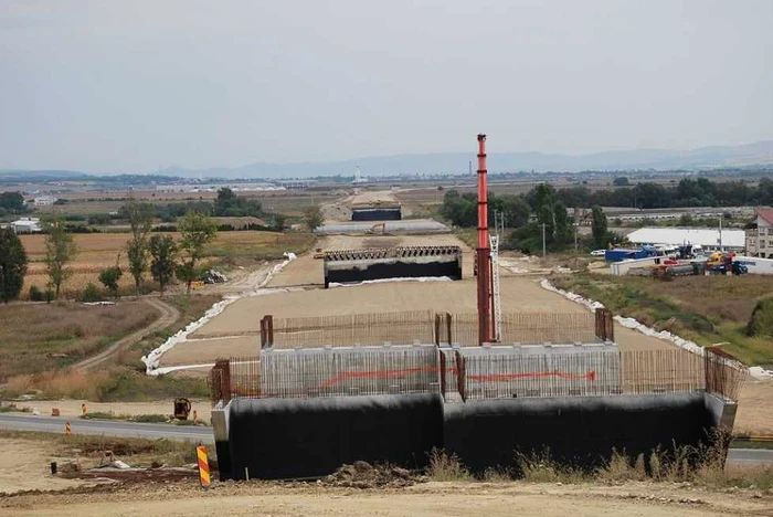 Pe lotul 2, finalizarea lucrărilor este destul de îndepărtată. Foto: Asociaţia Pro Infrastructură