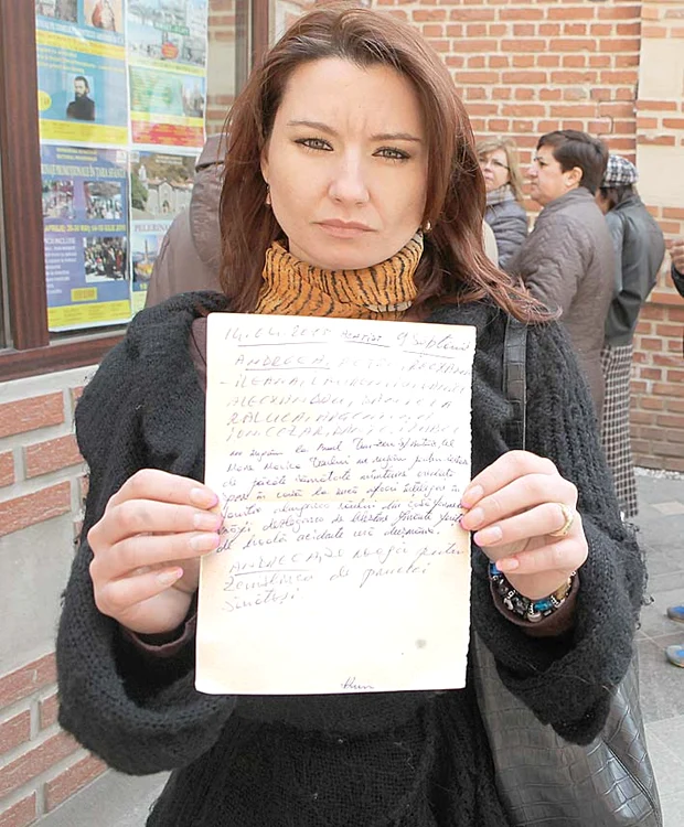 Aşa arată hârtia: o parte era scrisă deja, iar o alta a fost completată în funcţie de ce i-a dictat reporterul
