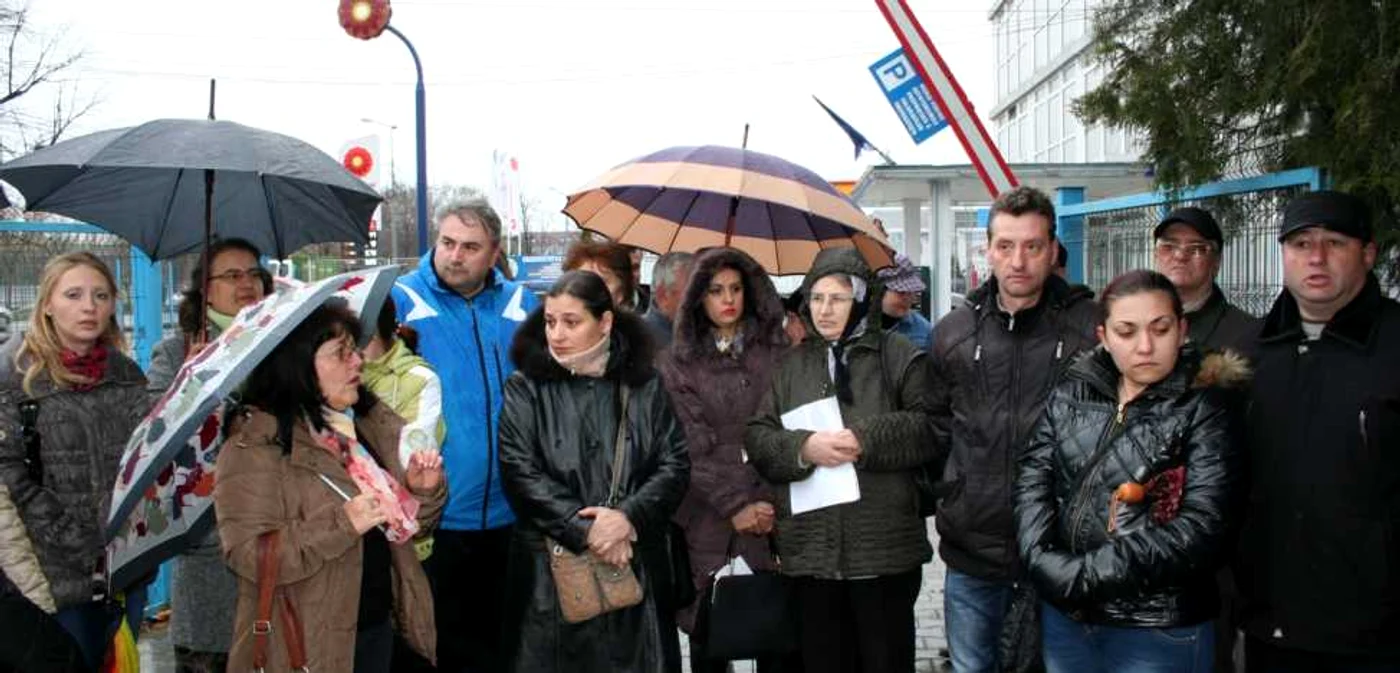 Părinţii au protestat în ploaie faţă de decizia conducerii şcolii