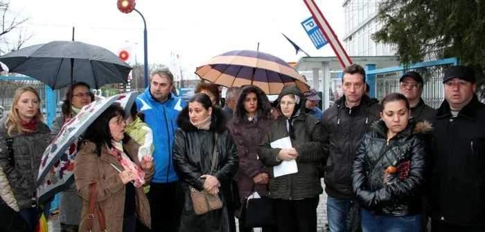 Părinţii au protestat în ploaie faţă de decizia conducerii şcolii