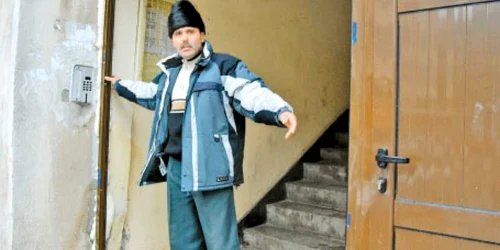 Nicu Florea, preşedintele blocului de la care se fură uşile