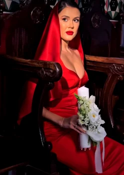 “Rochia pe care am purtat-o la biserică face parte dintr-o colecție nouă de haine și a fost croită perfect pe măsurile mele", ne-a spus Emily Burghelea