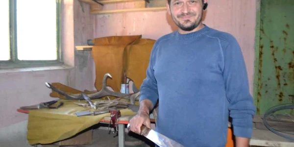 Doi băcăuani vor să reînfiinţeze breasla fierarilor tradiţionali Radu Lămăşanu FOTO Mircea Merticariu