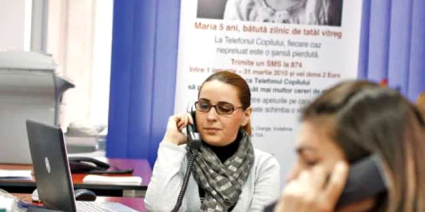 Într-o cămăruţă de 4 metri pe 6, fetele de la Telefonul Copilului rezolvă mii de destine