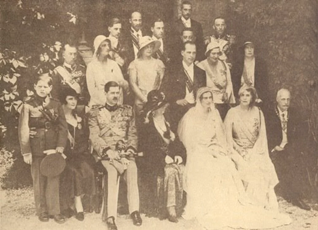 În fotografia de grup realizată în ziua cununiei, apar Regele Mihai (copilul din stânga), Regele Carol al II lea, în dreapta miresei, și Regina Maria, chiar lângă Ileana, în partea stângă jpeg