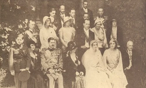 În fotografia de grup realizată în ziua cununiei, apar Regele Mihai (copilul din stânga), Regele Carol al II lea, în dreapta miresei, și Regina Maria, chiar lângă Ileana, în partea stângă jpeg