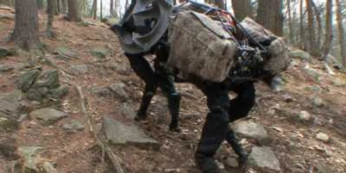 Big Dog poate căra 181 de kilograme de bagaje şi muniţie