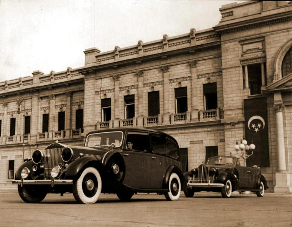 Mașini Rolls Royce în fața palatului regal, anii 1940