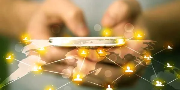 lume digitala telefon smartphone internet harta mondiala foto shutterstock