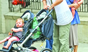 Una dintre gemene e atent  supravegheată de către bonă jpeg