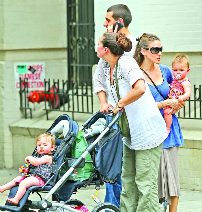 Una dintre gemene e atent  supravegheată de către bonă