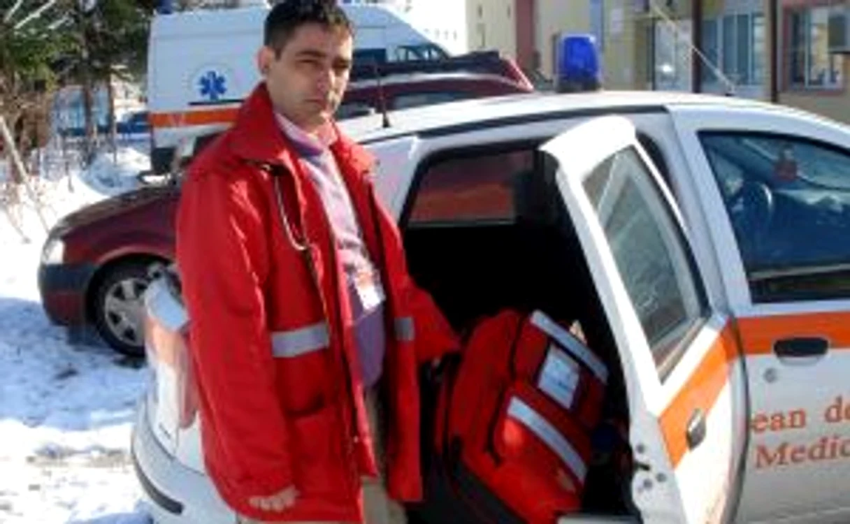 Medicul Dorinel Ticu şi ambulanţa lui intervin la cazurile uşoare.