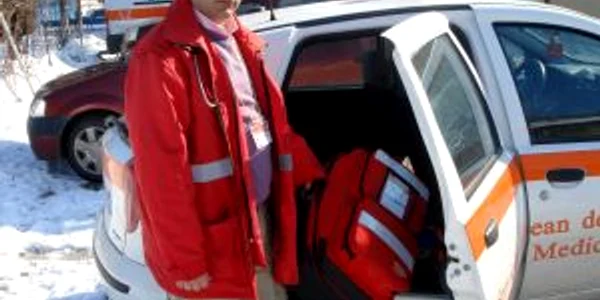Medicul Dorinel Ticu şi ambulanţa lui intervin la cazurile uşoare.
