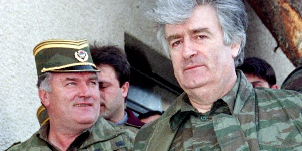 Fostul lider politic al sârbilor din Bosnia, Radovan Karadgici (dreapta) Foto: Reuters