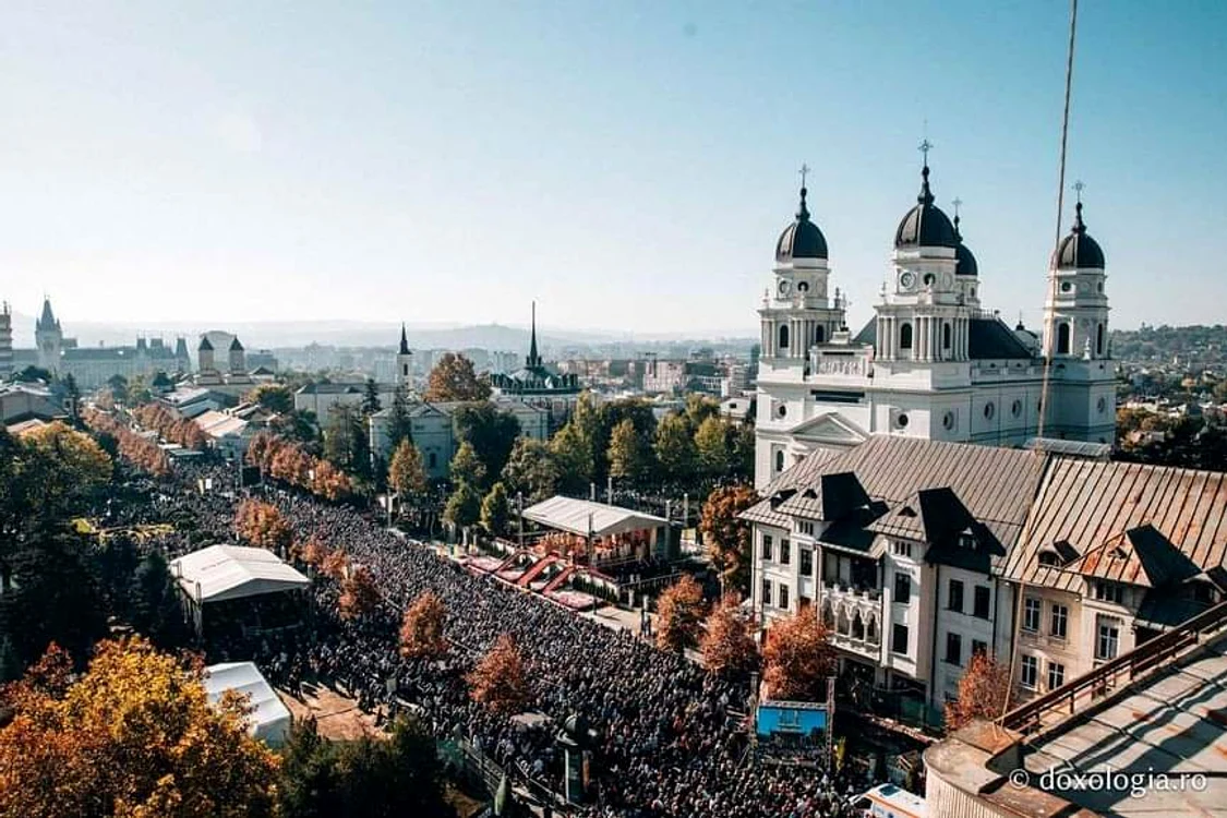 35 000 de oameni au fost prezenți la slujba de pe 14 octombrie - Doxologia Facebook