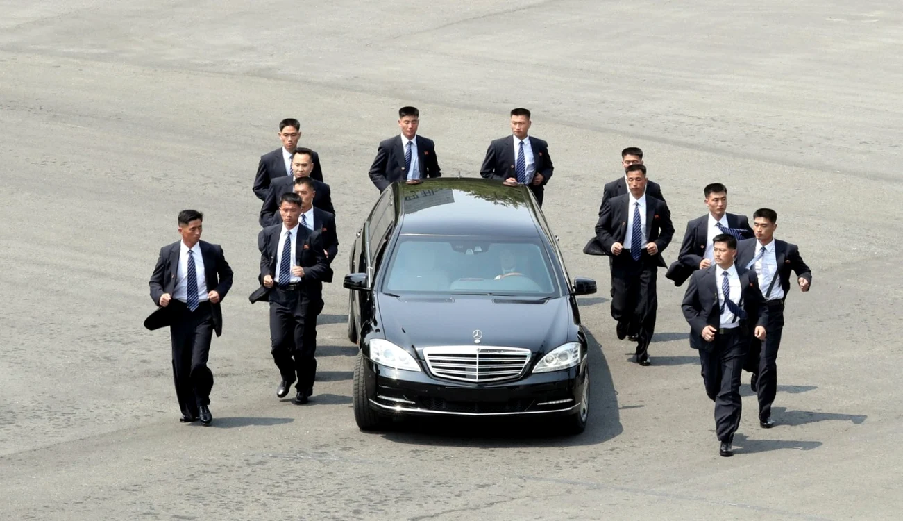 La vizita în Vietnam, din februarie 2019, bodygarzii lui Kim Jong-un au fost surprinşi din nou alergând în jurul maşinii Foto: Twitter Kyle Ferrier