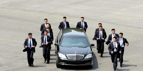 Kim Jong un isi pune bodyguarzii să alerge pe lângă maşină foto twitter Kyle Ferrier