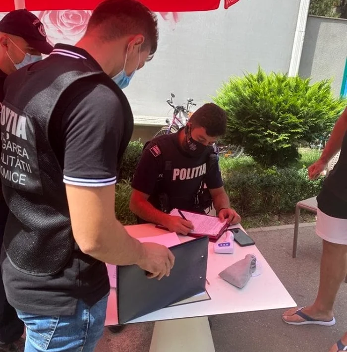 
    S-au prelevat mai multe probe din apă  